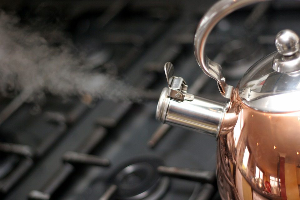 steam coming out of a kettle which helps treat sore throats, at home remedy